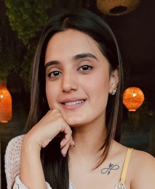 Ayushi Khurana photo