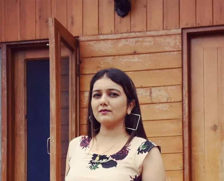 Komal Saklani photo